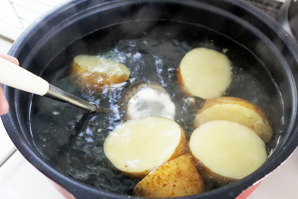 じゃがいも、「丸ごと茹でる？」or「切ってから茹でる？」どっちが良いの？元スーパーの店員が解説 ぱるとよ- エキスパート - Yahoo!ニュース