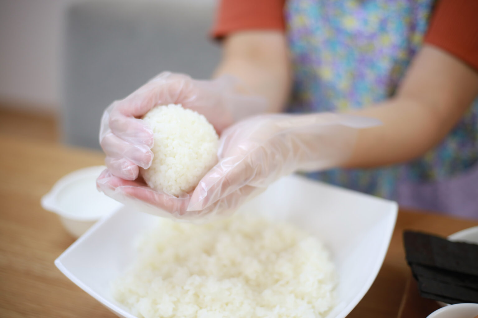 おにぎり包むなら、ラップorホイル？ おいしく保存できて抗菌作用があるのはどっち？ 暮らしニスタ