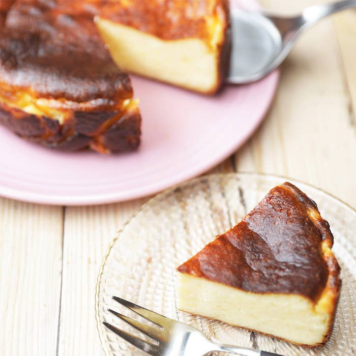 水切り不要！ヨーグルトケーキ作り方！材料４つ！クリームチーズなし！材料 12cm型 ◯ヨーグルトケーキ ・ヨーグルト200g ・砂糖50g・卵2個 ・ホットケーキミックス100g 材料などはYouTubeに載せています！ そちらでご覧ください😊 コメントはすべて見ています