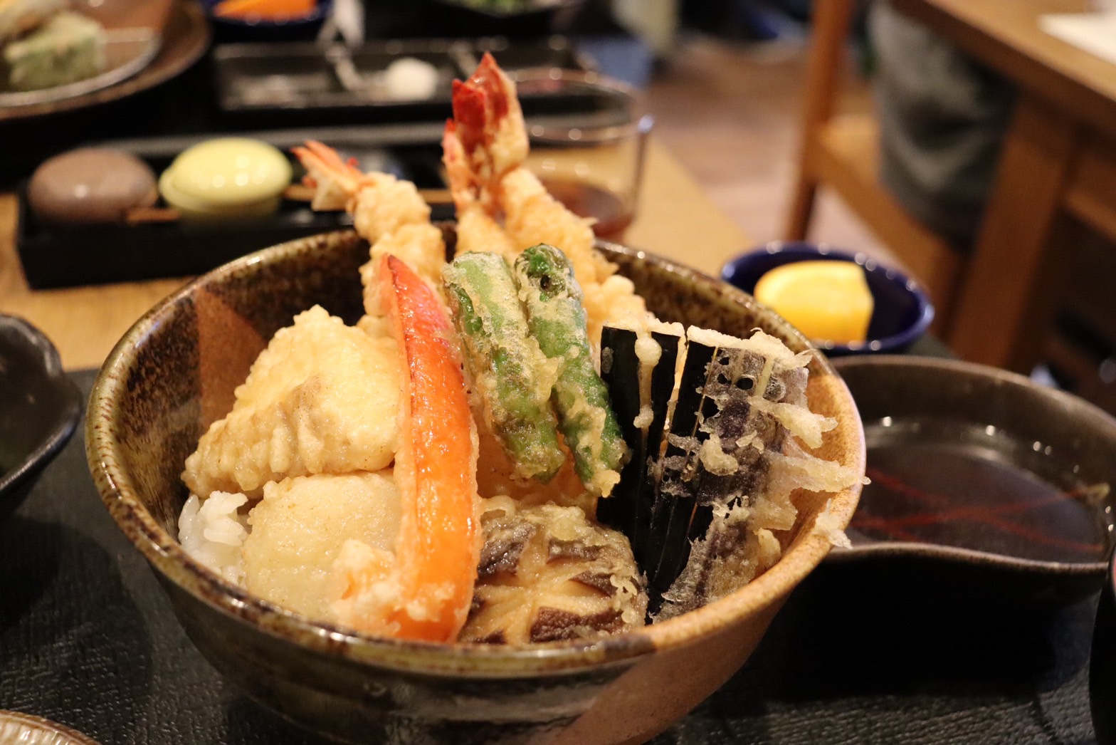癒されるカフェ詳細↓↓ 岡山の後楽園の近くにある、 景色を眺めながら まったり癒される古民家カフェ🌿 ランチの日替わりごはんは、身体に優しいご飯で、 とっても美味しかった🥰 ケーキや飲み物も豊富で、 ティータイムにもおすすめ！ 女子会やデートにも ひとりで