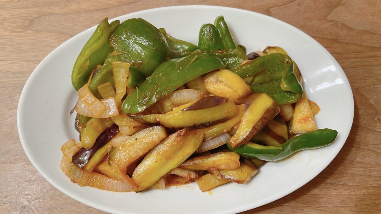 🍆ナスがある🧅玉ねぎがある🫑ピーマンがある となると、昼はナスのナポリタンスパゲッティで決まり❣️👩🏻‍🍳朝、炊飯予約したご飯どうしよう😅 用事しながら、適当に思いつくままの結果 ライスが余る🍚😅 晩に食べよう🍚👍🏻それで良いのだ〰️😁←アカンやろう