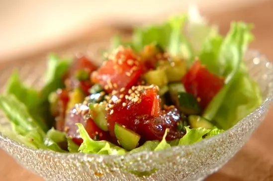 まぐろとアボカドのハワイ風トマト丼 アヒ・ポキ・ボウル