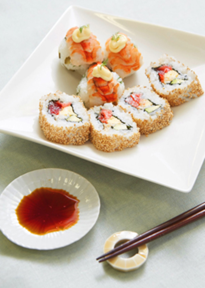 お花見に行こう カルフォルニアロール 海老ときゅうりの手綱寿司 マダム とんちんさんの料理 不揃いな巻き寿司たち スモークサーモンとアボカドで裏巻き寿司 カルフォルニアロール 手綱寿司 とんちんSnapdish スナップディッシュID:mvn4ra