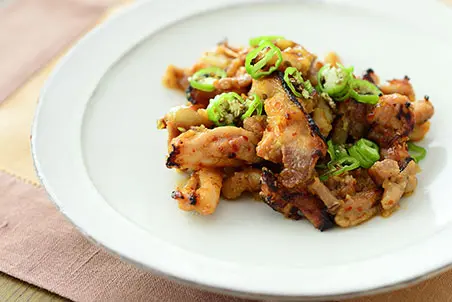 レシピはスワイプして下さい⏩ 焼き鳥丼をホットプレートで楽しめるレシピのご紹介です✨ タレには鶏肉のジューシーさとネギの旨味が、ぎっしり詰まってます^^ ご飯が進む美味しさだから、ご飯をと一緒に召し上がれ🍴 彼やご主人に喜ばれること間違いなし☺️ ガッツリ