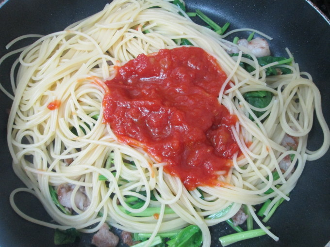 豚バラ肉とほうれん草のトマト炒め