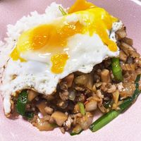 ナンプラーなし！めちゃうまガパオ弁当です！！ , 今日は、れんくん「小さい弁当箱にして」ってさ。,お弁当が食べきれなくて、夕方も食べてるみたいです🤣🤣🤣, 味付けは、, 鶏もも肉1枚、, にんじん半分、, ピーマン2個で、, 醤油大さじ１,オイスタソース大さじ１, 砂糖小さじ2, にんにく小さじ1 2, バジル小さじ1,