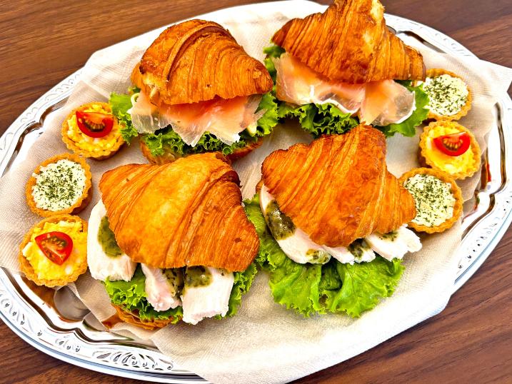 keito 夫のお弁当作り詰め方動画おはようございます😍☀️ 今日から1泊キャンプ🏕🙌 そんな今日のお弁当はクロワッサンサンド 弁当です🍱いつぶり！？かに コストコに行きまして、💖 甘いのもパンも買わない‼️と 心に決めていたのですが クロワッサン