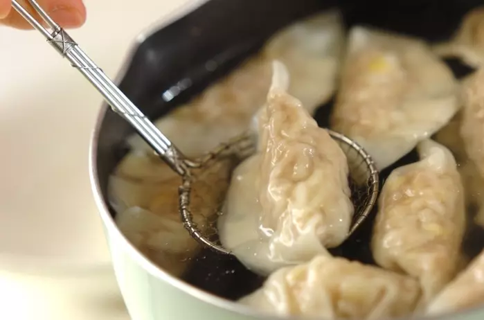 餃子の具材は何を入れる？アレンジから余ったタネのリメイクまで！食・料理オリーブオイルをひとまわし