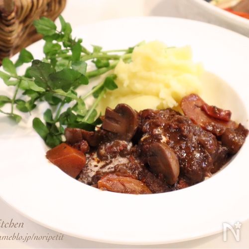 牛ほほ肉の赤ワイン煮マッシュポテト添え とろける食感は「酸味が強くない赤ワインを使う」がコツ 公式 オトナミューズ ウェブ otona MUSE