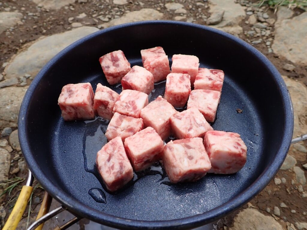成型肉でもおいしくできる、牛のサイコロステーキ♪
