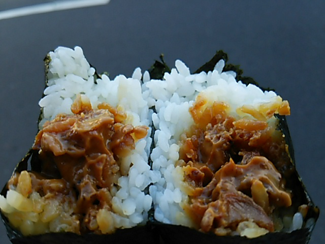 ごぼうと鶏唐揚げのラー油マヨおにぎり