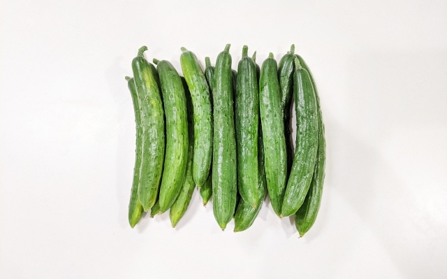 ピーラーできゅうりの皮をむく女性の写真素材26451327- PIXTA