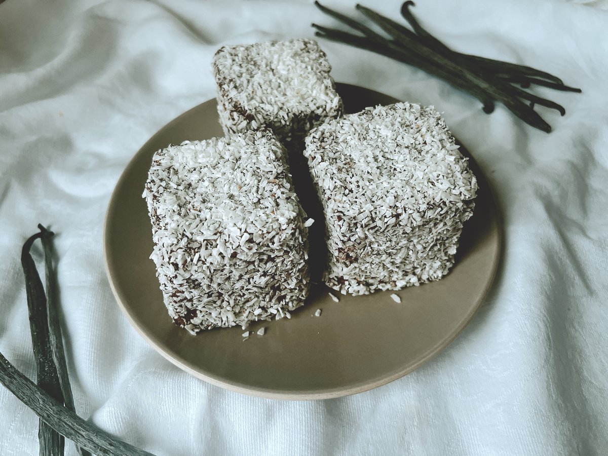 チョコレートとココナッツ・フレークでコーティングしたケーキ「ラミントン」のレシピ - もっと知りたいオーストラリア tell-me-about- australia.jp