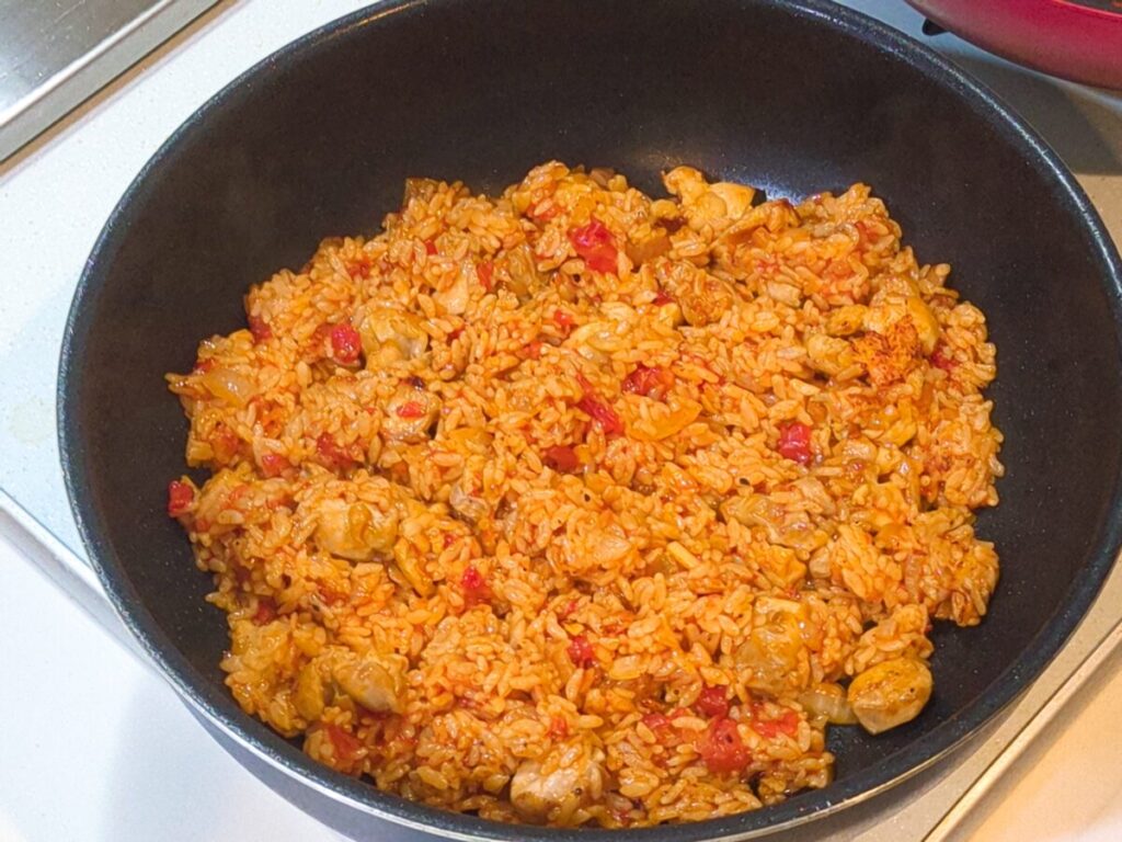 やけくそオムライス , ご飯 200g, 卵 2個, バター 10g, 味の素 5振り, 塩 2つまみ, ケチャップ 適量,★味変でマヨネーズ,リュウジのバズレシピ 料理 リュウジレシピ リュウジ レシピ オムライス 卵