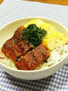 昼だけ間借り 石山うなぎ 「うなたま牛とろ丼」 鰻＋だし巻き卵＋和牛の最強トリオ丼がついに登場❣️ うまうまで大きいだし巻き卵を鰻と牛トロと組み合わせながら食べる幸せすぎるメニュー🥰🥰🥰鰻は半身乗っていてタレもさっぱりしているから食べやすいし、卓上のタレ