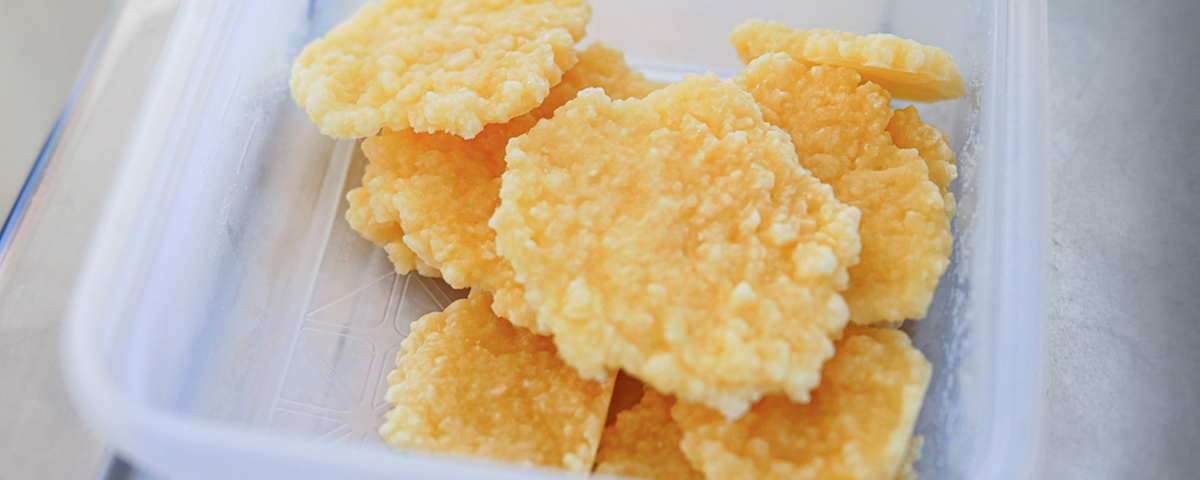 豆腐をチンするだけ めっちゃヘルシーな豆腐チップスの作り方。油も火も使わない簡単レシピ