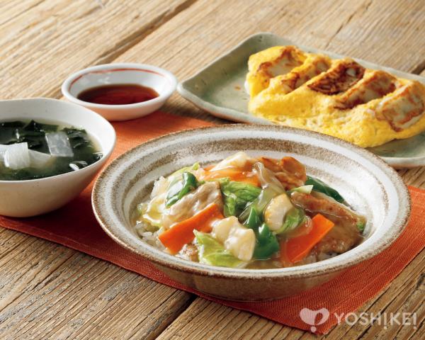 簡単！中華丼の献立 副菜：うま辛だしきゅうり、汁物：シャキシャキじゃがとベーコンのスープ 献立・メニュー 味の素パーク たべる楽しさを、もっと