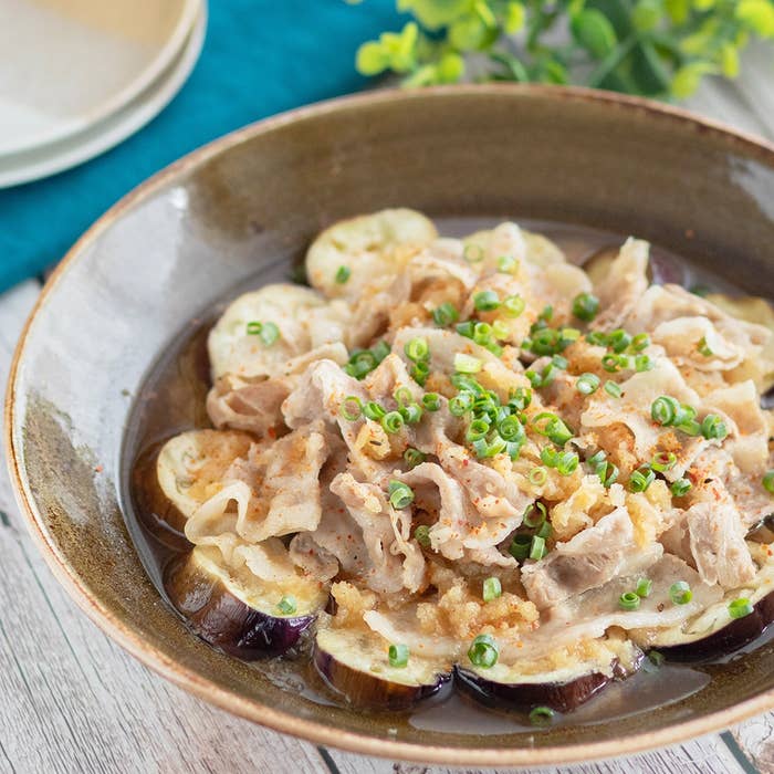 ワンパン10分！ 豚こま肉となすのおろしポン酢@yatsumiiiii0108←その他の時短レシピはこちらから！ ＼レシピ紹介💁‍♀️🍳とろとろなすとおろしポン酢が相性抜群♩ 豚こまとたっぷりなすのさっぱりおかずレシピです！ 味がぼやけないよう豚こま肉にしっかりと下味