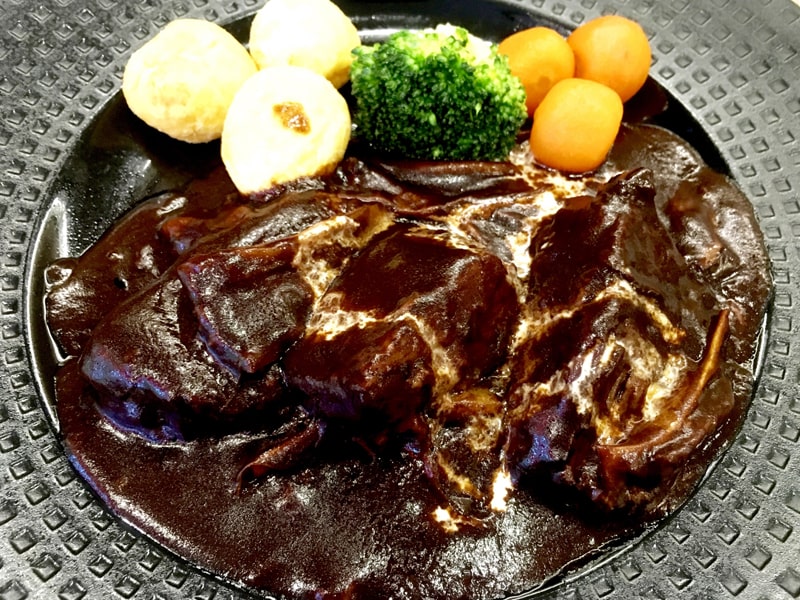 デミ缶で牛スネ肉の本格ビーフシチュ