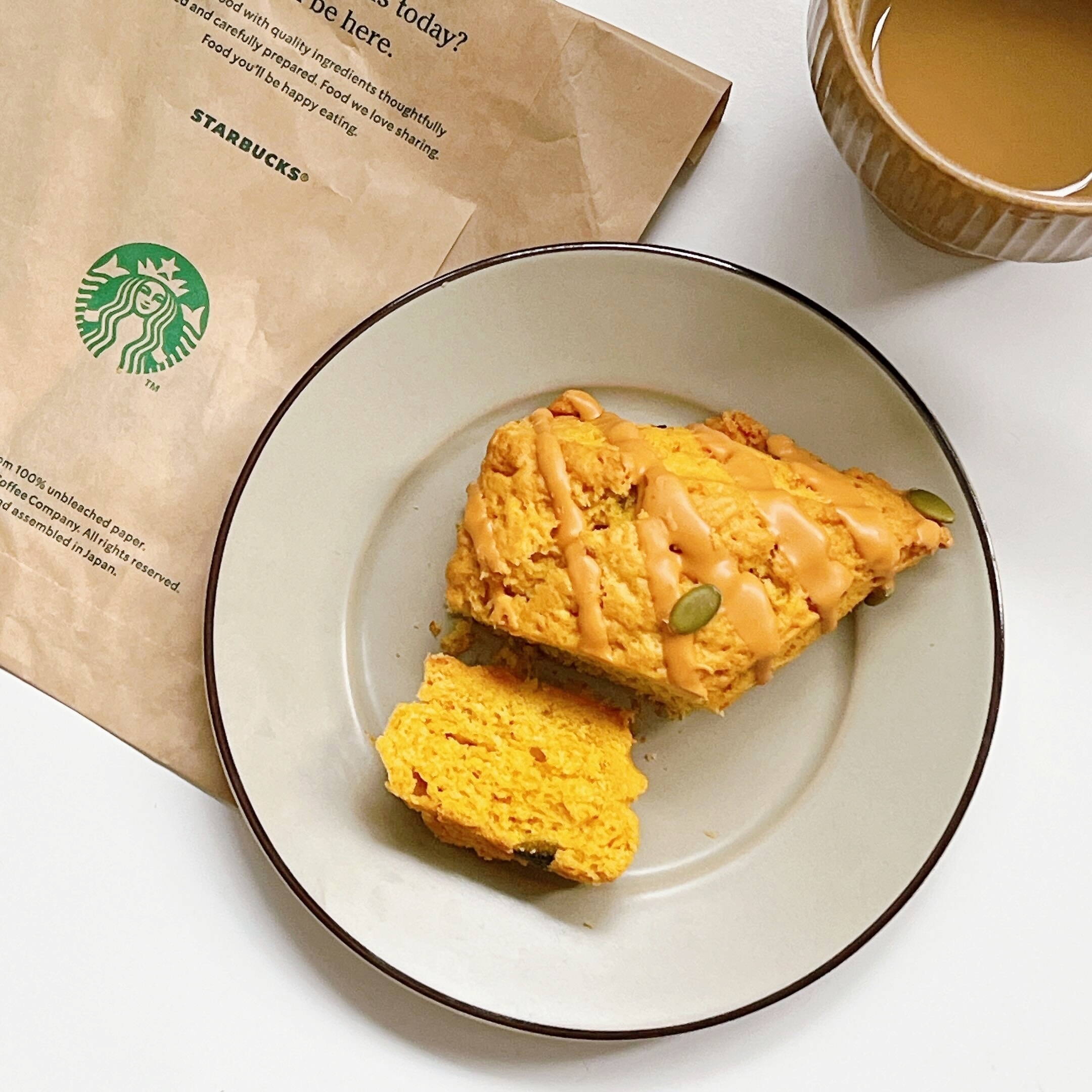 2024年9月4日 水 より、スターバックスが「パンプキンスコーン 330円 」を新発売しました。パンプキンダイスが入った生地に、さらにパンプキンペースト入りの生地をトッピングして焼き上げた素材の味をシンプルに感じられるスコーンです。このアカウントでは