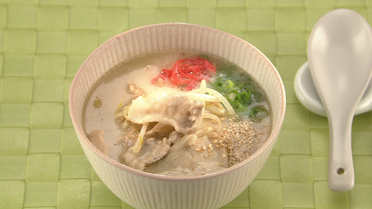 マジで毎日これでもいいと思うほど簡単でウマイ！！もやしたっぷりの低糖質スープとんこつ風豚もやしスープ牛乳を使うとまるでとんこつのようなコクのある スープになります 一杯で満足感が得られるので体重の調整にも！もちろん日々の献立にも使えるお役立ちレシピ