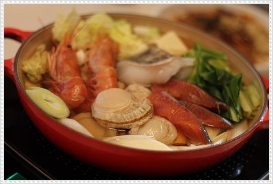 ル・クルーゼ公式レシピ ﻿ 具だくさん冷製トマトスープ﻿ ﻿ 野菜たっぷりの冷たいトマトスープ。ビネガーでさっぱりとした味わいに。パーティーなどの食前 スープにぴったりです。﻿ ﻿ 材料 ４〜５人分 ココット・ジャポネーズ 24m使用 ﻿ ﻿ なす １本﻿ 玉ねぎ １ ２個