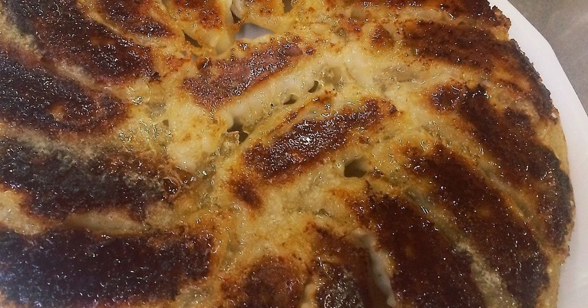 羽つき餃子 冰花煎餃, 🥣材料, かたくりこ 片栗粉 1 湯匙, or , 薄力粉低筋麵粉 1 湯匙, 食用油6 湯匙, 水11 湯匙,大好きな餃子, 🧂調味, ねぎ蔥 , みりん味霖 , 醤油, ごま油芝麻香油 , 七味パウダー,台灣桃園中壢廚師日常羽根餃子餐飲業鐵板燒日本料理在家下廚冰花煎餃料理男子料理動画