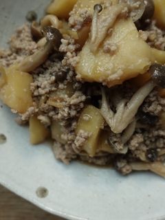 詳しいレシピは「 」をタップ, 作る時はフィード投稿版を見ると作りやすいです♪, ひき肉の肉じゃが丼, 簡単、美味しい‼️, ごはんがすすむ‼️,ひき肉と丼の相性ってすごいいいですよね🥰, これ一品で今日の晩ごはんは終わり！？, ※保存しておくと後から見返せます。,美味しそう､作りたいと思ったらコメント欄に😍でコメントしてもらえたら嬉しいです。,