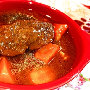 レシピあり🙆‍♀️ .ビーフシチュー. 今回は煮込み料理レシピです✨🌿 . 美味しい牛もも肉を手に入れたので、ビーフシチューを作りました😋💕お好みで生クリームを加えていただきます❣️ 気になった方は是非お試し下さい🍳🎶 ————————材料2人前・調理時間