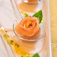 今回ご紹介するレシピは「ハーブはちみつバジルソース」を使った魚介と生トマトのバジルソース和えです。材料１人分・魚介類 イカ🦑、貝🐚、エビ🦐等 150g ・トマト１個 ・バジル生葉 ２～３枚 ・バジルソース ※バジルソースの作り方はhttps:www.instagram