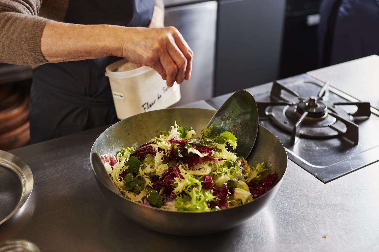 有元葉子 夏の絶品レシピ おもてなしにもぴったり！「夏野菜の揚げ浸し＆めんつゆ」レシピWeb eclat50代女性のためのファッション、ビューティ、ライフスタイル最新情報