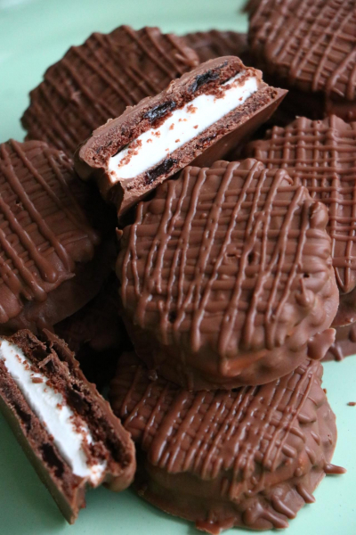 簡単「マシュマロクッキーサンド」が美味しいと話題！挟んでレンチンするだけ♩ - macaroni