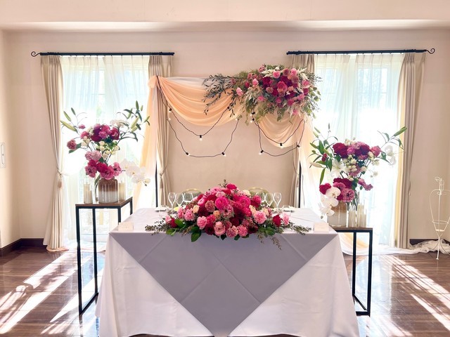 おしゃれも節約も叶う 小物を使った高砂席装花 タイプ別コーディネートゼクシィ