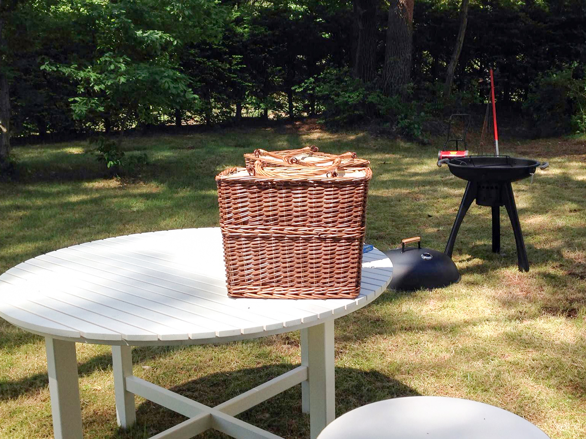 楽天市場 テーブル プレジール ラウンドガーデンテーブル ガーデン 庭 丸型 机 ガラス天板 ガラス 強化ガラス テーブルのみ 単品 モダンアンティーク調 バルコニー アジャスター ラタン風3980円以上送料無料: お弁当グッズのカラフルボックス