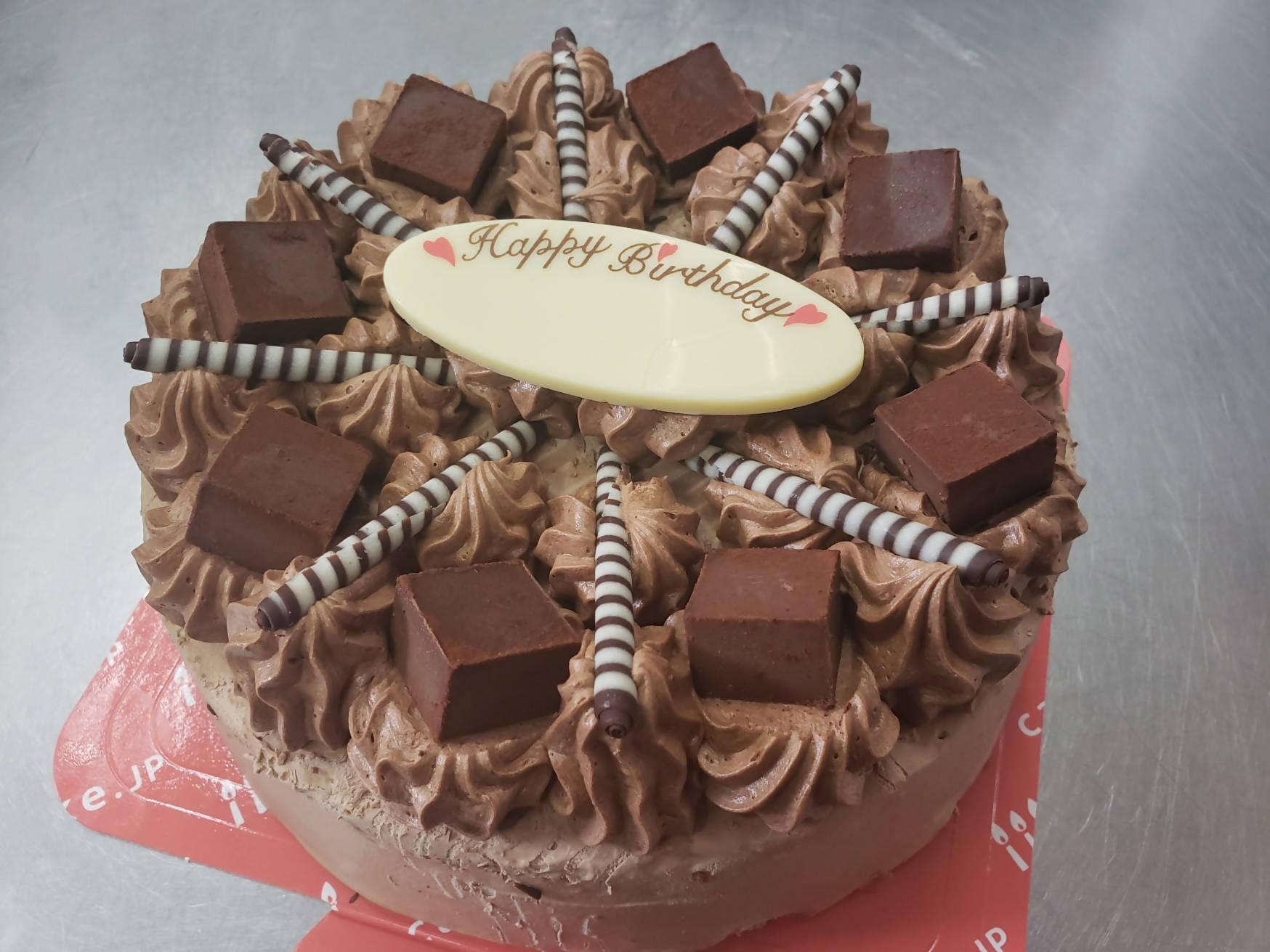 誕生日ケーキにも いちごとチョコクリームのデコレーションケーキ