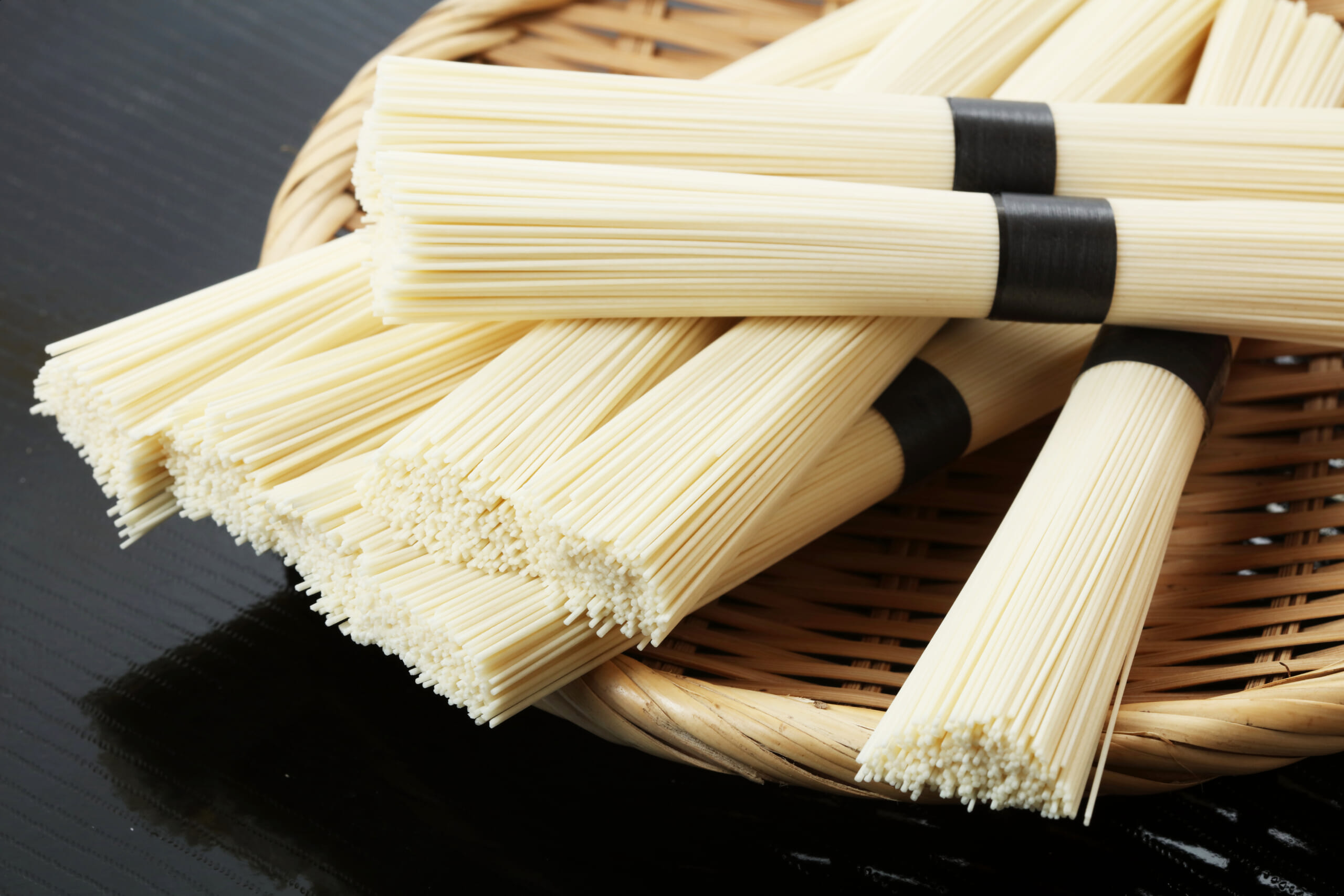 糖質の必要量🍚知ってる？⁡ 炭水化物 糖質 は トレーニング量や体重によって 1日の必要摂取量が決まっています🏃🏻✨ ⁡ 足りなくなると動きや集中力の低下、疲労の原因に ！ ⁡ どの食材にどれぐらいの糖質が含まれているのか 確認しながらご自分の必要摂取量を 考えて