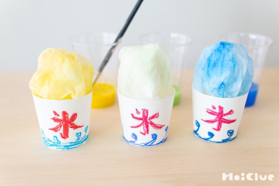 2歳児 ひよこ組,7月の製作でかき氷を作りました🍧4つのスズランテープを用意し、子どもたちがシロップの色を決めました。折り紙と違ってさきやすいスズランテープ。ただ、向きが違うとさけず、声掛けをすると上手にできましたよ✨かき氷に糊付けをしておくと、「糊付けしたかったー！」と残念がる様子も見られ、「自分でやりたい」という気持ちがどんどん育っています！かき氷の周りにもシールを貼り、指先を沢山使った製作