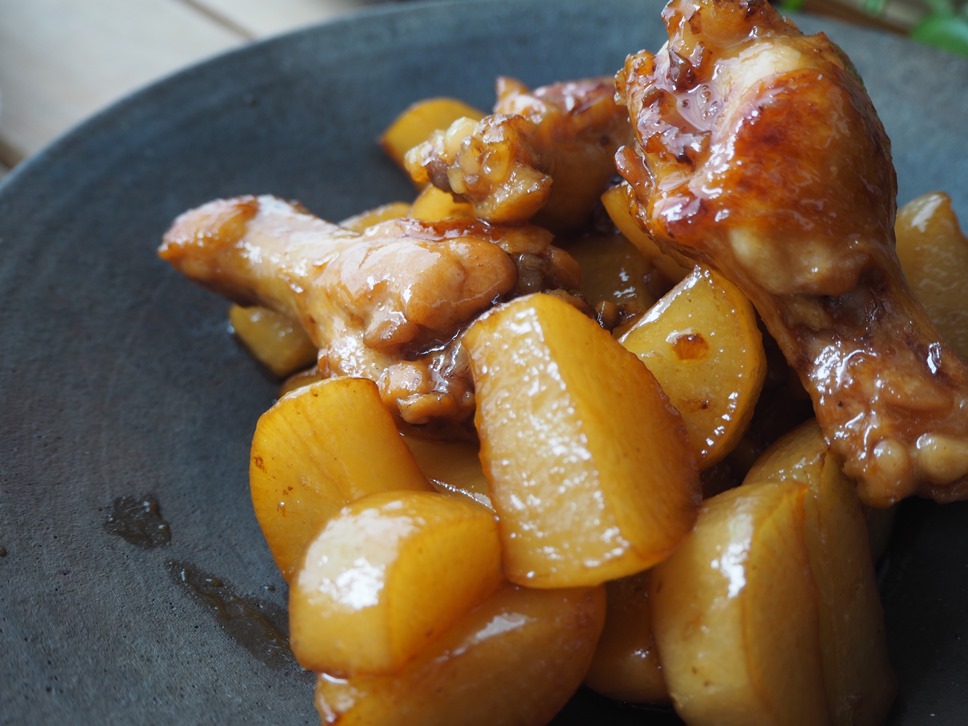 20分煮込んでとろとろに！「手羽先とほうれん草の水炊き」レシピ