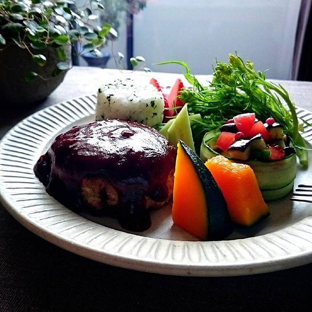 ハンバーグのおしゃれな盛り付けアイデア特集！レストランやカフェ風にするコツは