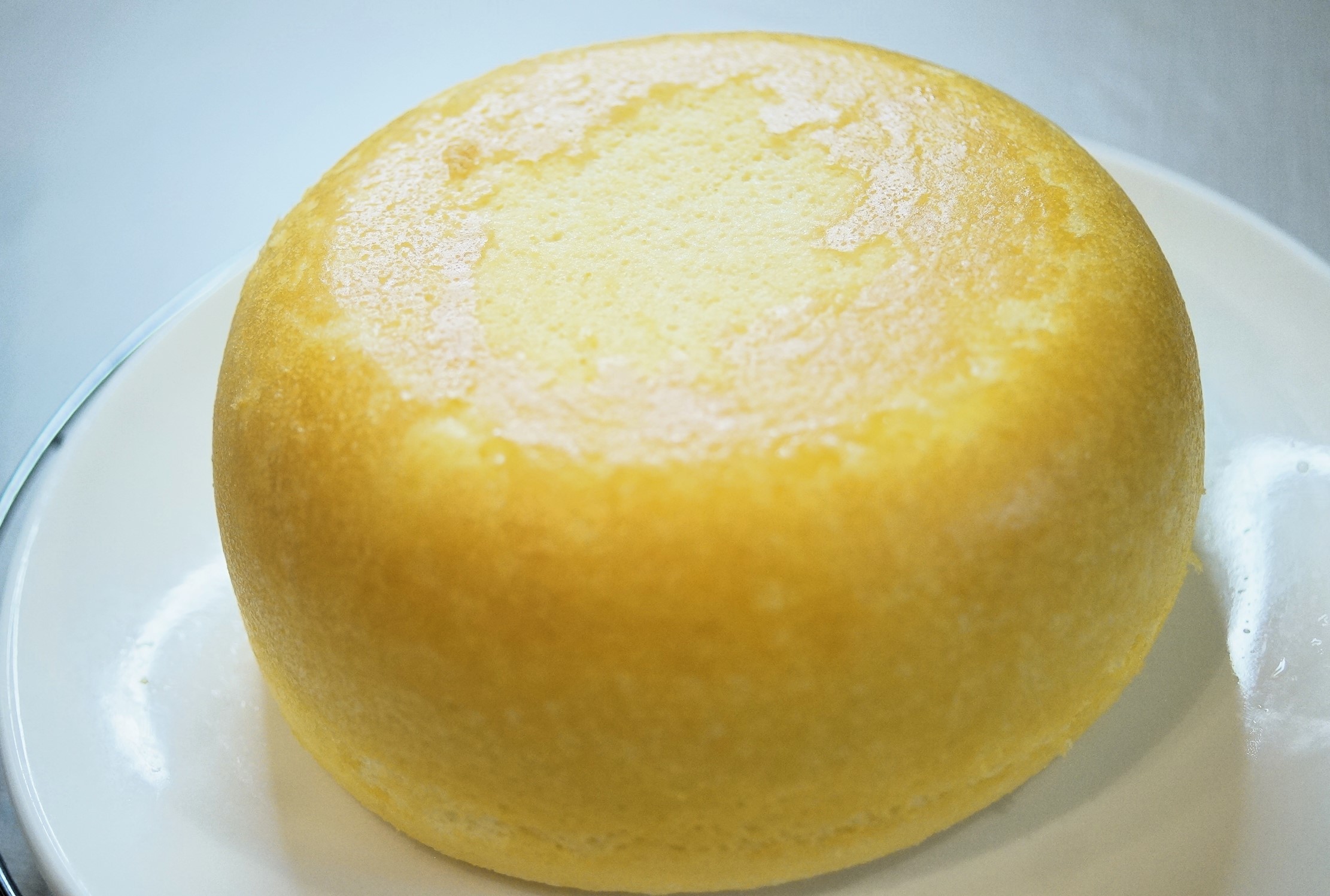 簡単なのにしっかりふわふわ☁️, 炊飯器でできる台湾カステラです❤️, , オーブンがなくても、炊飯器さえあれば,台湾カステラが作れちゃいます！！, , -—————————, , 〇材料, , 5合炊き用, , 〇卵黄 4個分,〇砂糖 70グラム, 〇牛乳30㎖, 〇サラダ油 30㎖,