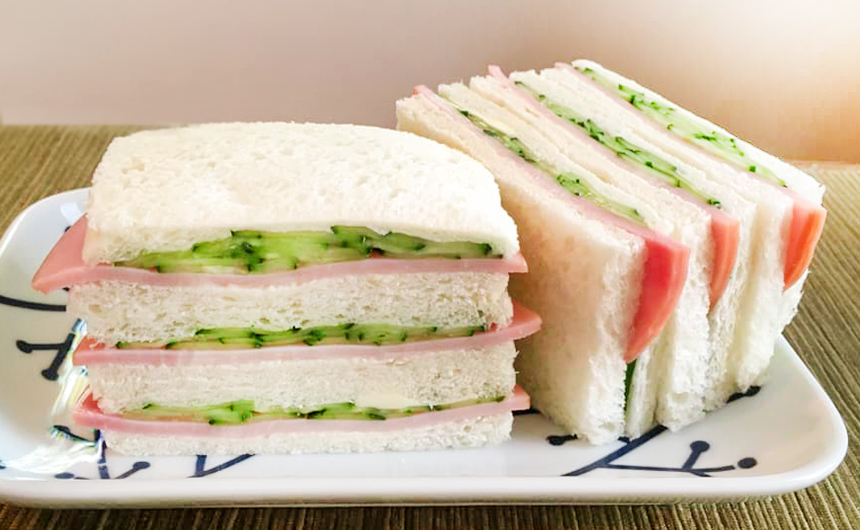 きゅうりだけで驚くほど旨い😋, 「ぎゅうぎゅうきゅうりサンド」,1人前 , ・きゅうり2本 180~200gほど , ・塩 小さじ1 4, ・マヨネーズ大さじ1, ・味噌小さじ2 3, ・砂糖小さじ1 3, ・ねりからし少々,・食パン 6枚切り 2枚, ・マーガリン適量, ＿＿＿＿＿＿＿＿＿＿＿＿＿＿＿＿,