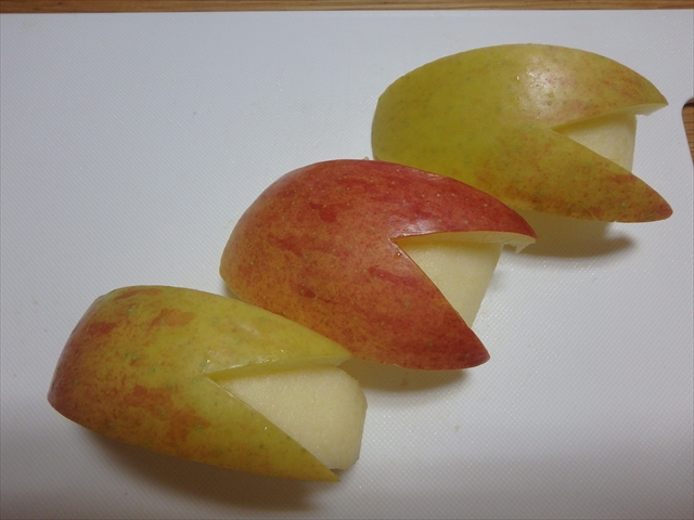 うさぎリンゴが二つ：イラスト無料