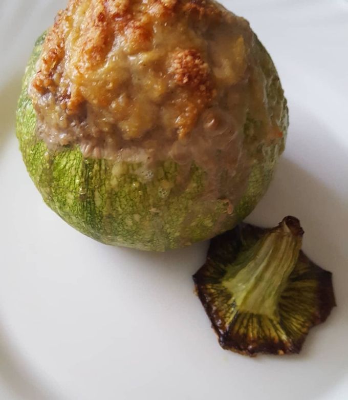 ズッキーニの肉詰めトマト煮込みです☆美味しい赤を♪