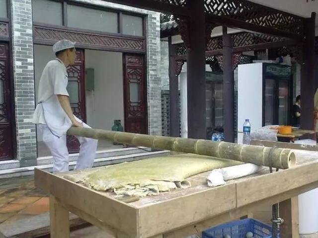 Amazon.co.jp: 三通食品 广式竹升面 非油炸 正宗广东面条 速食早餐 竹升麺 中華食材 中華名物 1500g*1箱 约23-26个:食品・飲料・お酒