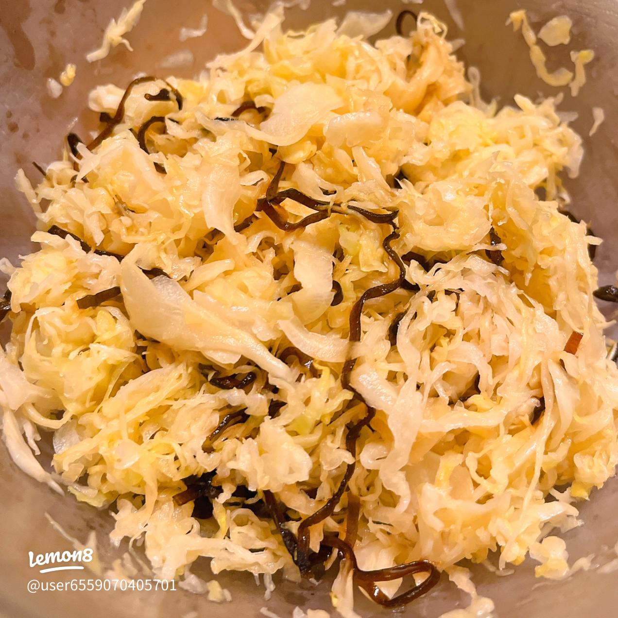 千切りキャベツと塩昆布のごま油和え - macaroni