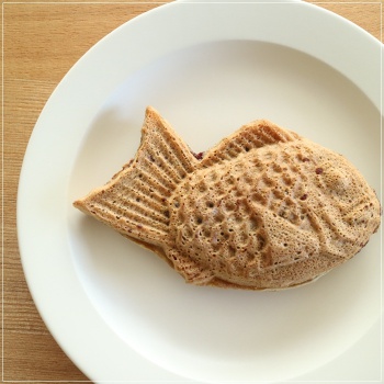 📍目黒ひいらぎ ⟬ 学芸大学⟭ @go_crazy_at_cafe たい焼きに「天然」と「養殖」があるのはご存知でしょうか。「天然」は焼きごてのような釜で1匹ずつ焼く方法。 「養殖」は鉄板で複数匹を一度に焼き上げる方法。 です。^_- -☆目黒ひいらぎ学芸大学カフェ学芸