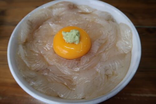 ＊, 「みなと食堂」, まだ夜明けの空気が残るころ、早起きして足を運んだのは、有名な「みなと食堂」さん。,地元の人々はもちろん、観光客にも愛され続ける人気店だ。, メニューには海鮮丼や漬け丼など、豊富な海の幸が並ぶ。,しかし、多くの客を惹きつける看板メニューは、やはり「平目の漬け丼」である。, この一杯のためなら、, 早起きして訪れる価値がある――そう言い切れる。,