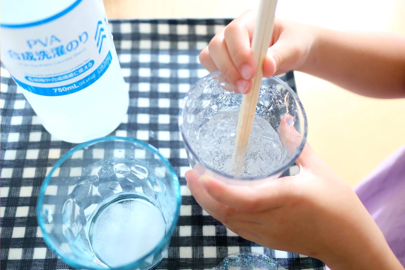 暗闇で光るスライムの作り方 100均蓄光パウダーを使ったおうち実験こども教育図鑑