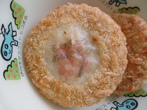 1月31日 金きんぎょ飯 揚げ豆腐のそぼろあんかけ ひじきの炒め煮 のっぺい汁 今日の給食のごはんは「きんぎょ飯」です🥕いちょう切りのにんじんがきんぎょのように見えることから、この名前が付きました。 この料理は、にんじんがたくさん収穫される各務原市の郷土