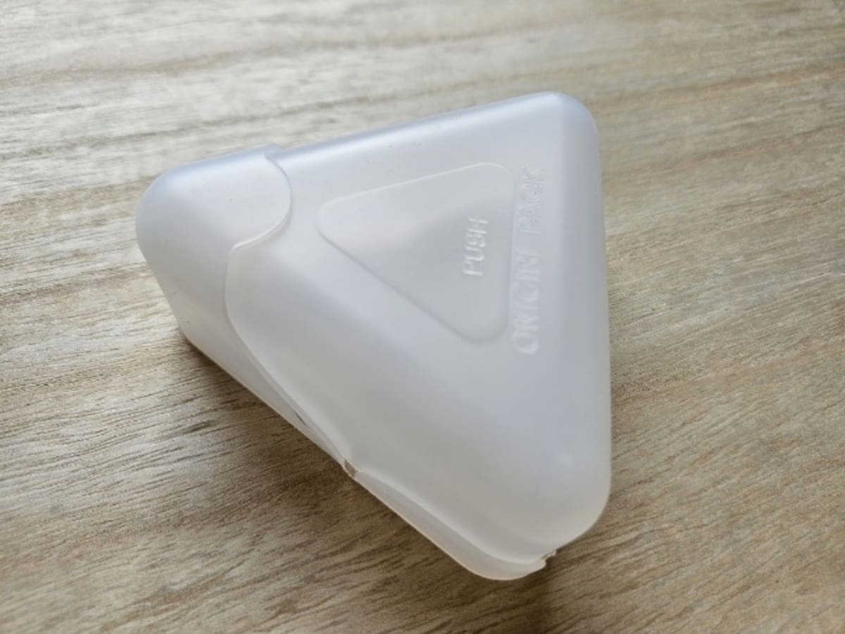 ダイソー 急な「おなかすいた〜」には三角おにぎりで即対応！ ダイソー 「 簡単おにぎりパック」が冷凍保存に便利 - レタスクラブ